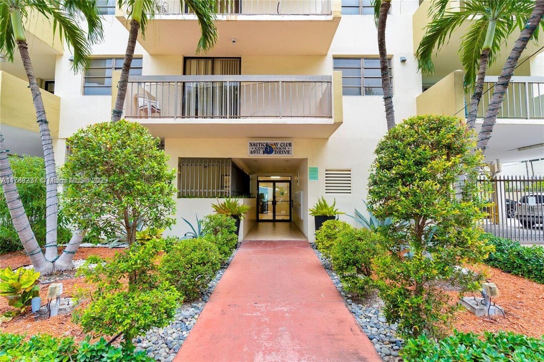 6937 Bay Dr in Miami Beach, FL - Building Photo