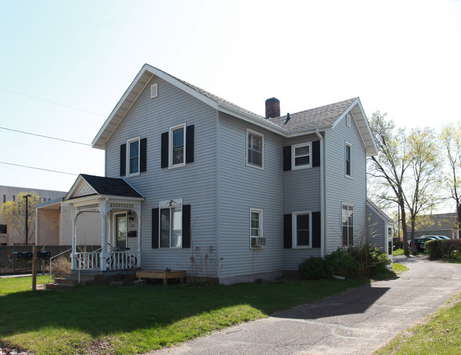 315 W Grand Ave in Eau Claire, WI - Foto de edificio - Building Photo