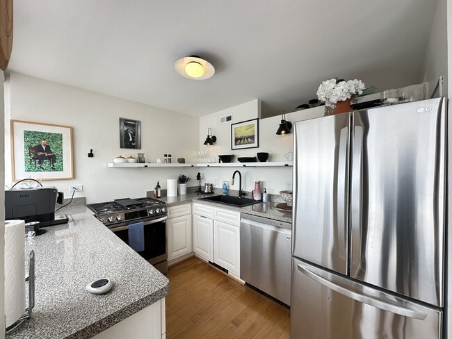 6701 S Crandon Ave, Unit B9 in Chicago, IL - Foto de edificio - Building Photo