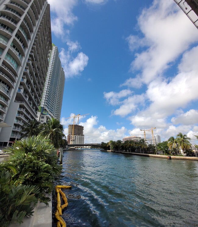 690 SW 1st Ct, Unit 1915 in Miami, FL - Foto de edificio - Building Photo