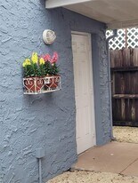 2295 SW 25th St in Miami, FL - Building Photo