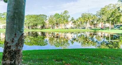 200 Palm Cir W in Pembroke Pines, FL - Foto de edificio - Building Photo