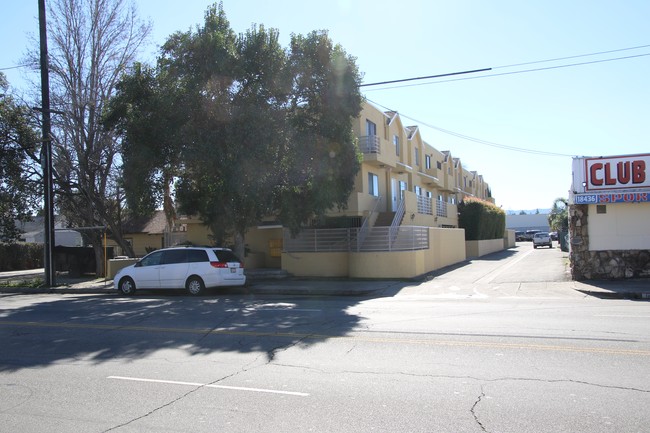 18430 Saticoy St in Reseda, CA - Building Photo - Building Photo