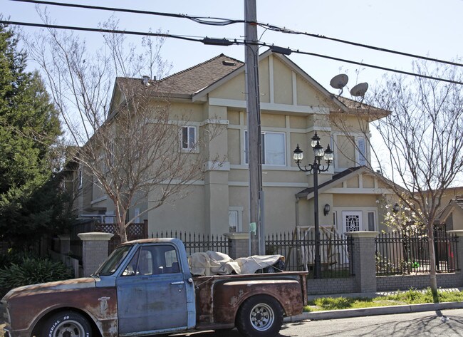 449 Laurel Ave in Hayward, CA - Foto de edificio - Building Photo