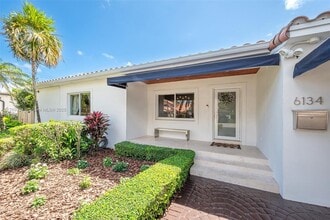6134 SW 28th St in Miami, FL - Foto de edificio - Building Photo