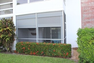 2929 SE Ocean Blvd, Unit B-2 in Stuart, FL - Foto de edificio - Building Photo