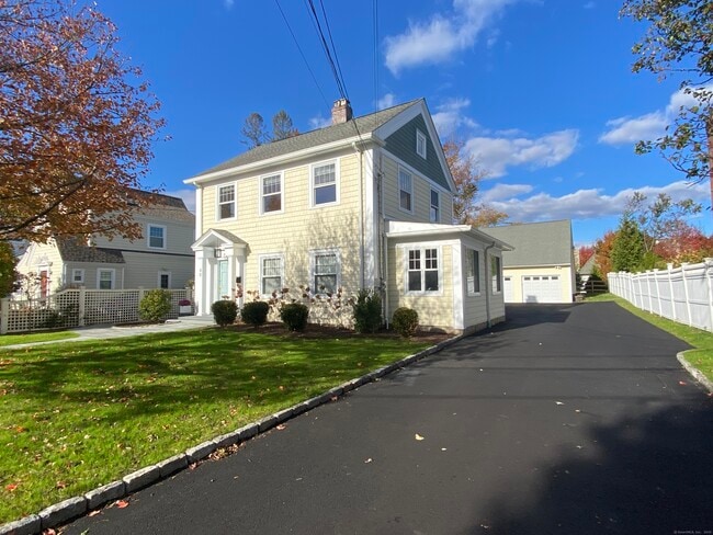 40 E Maple St in New Canaan, CT - Building Photo - Building Photo