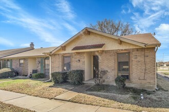 44 E Mountain Creek Dr in Grand Prairie, TX - Building Photo - Building Photo