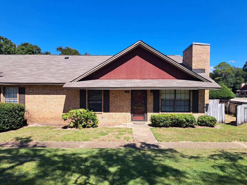 4462 Bellview Ave in Pensacola, FL - Foto de edificio
