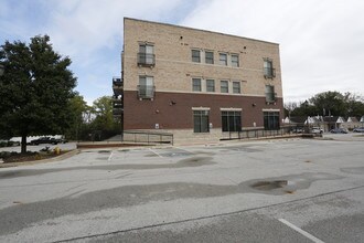 17200 Oak Park Ave in Tinley Park, IL - Foto de edificio - Building Photo