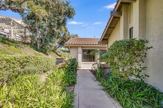6359 Via Cabrera in San Diego, CA - Foto de edificio - Building Photo