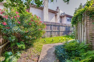 1920 Augusta Dr in Houston, TX - Building Photo - Building Photo