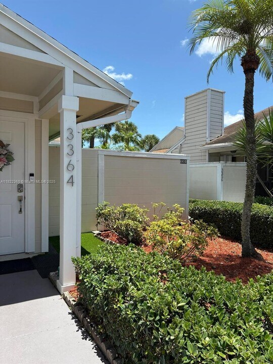 3364 NW 101st Ave in Sunrise, FL - Building Photo