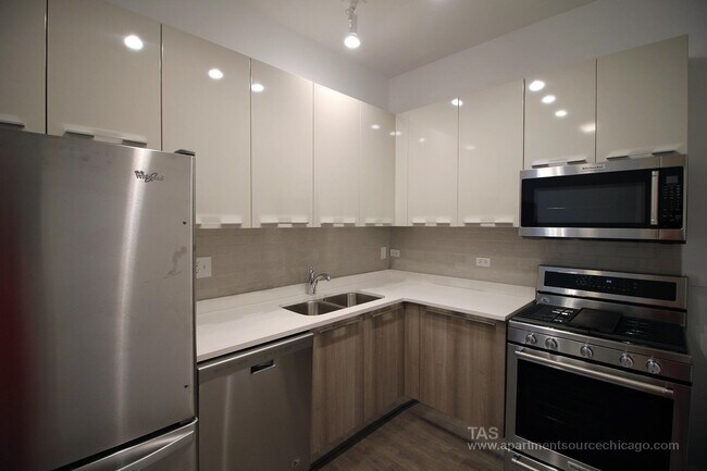 930 W Dakin St, Unit 205