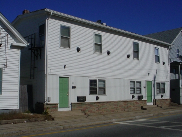 55 Roberts St in West Warwick, RI - Foto de edificio