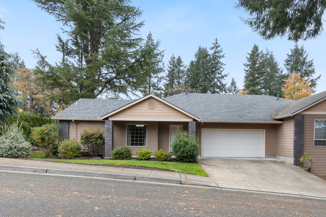 790 Hillcrest Dr NW in Salem, OR - Foto de edificio