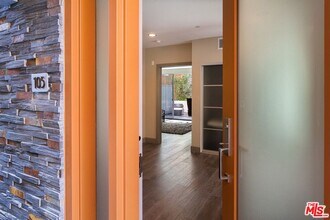 1217 Horn Ave-Unit -105 in West Hollywood, CA - Foto de edificio - Building Photo