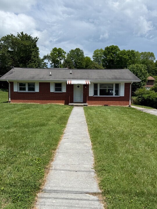 275 Bellmeade Dr in Bristol, VA - Building Photo