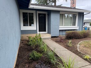 7425 Wren Ave in Gilroy, CA - Building Photo - Building Photo
