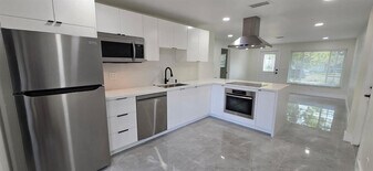 5727 Cody St in Hollywood, FL - Building Photo