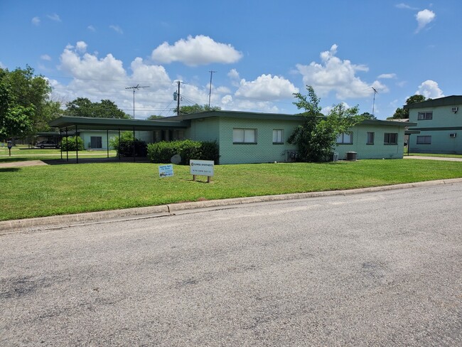 Sunrise Apartment Homes in Giddings, TX - Building Photo - Building Photo