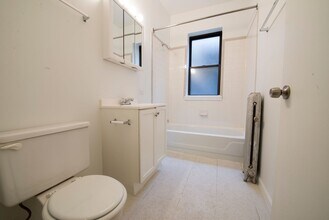 5130 S Dr Martin Luther King Jr Dr Chicago, IL 60615 in Chicago, IL - Foto de edificio - Building Photo