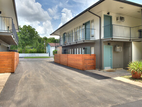 45 Flats in Austin, TX - Foto de edificio - Building Photo