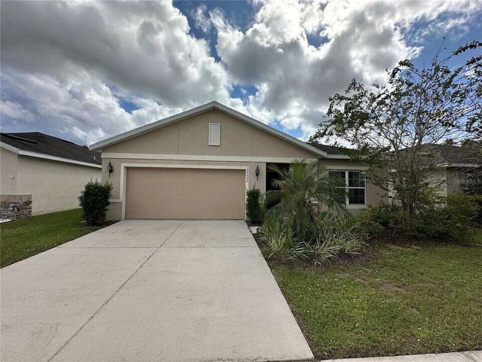 12202 Ledbury Commons Dr in Gibsonton, FL - Building Photo
