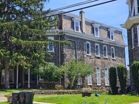 142 Sumac St in Philadelphia, PA - Building Photo