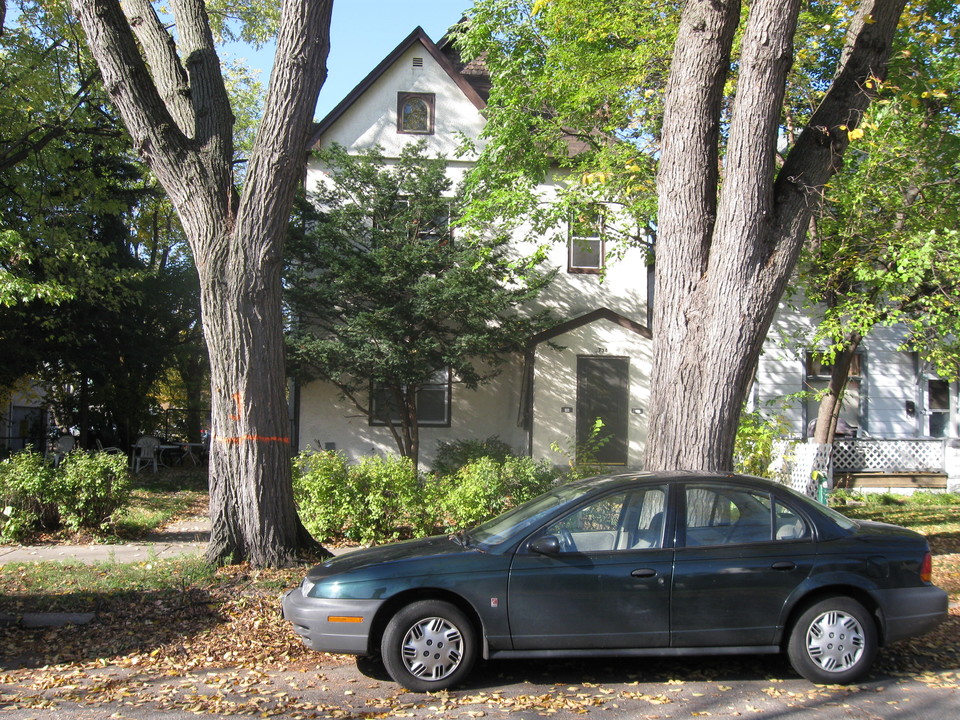 2734 Garfield Ave in Minneapolis, MN - Foto de edificio