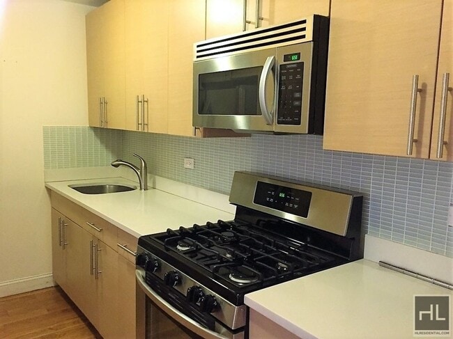 3030 Middletown Rd in Bronx, NY - Building Photo - Building Photo