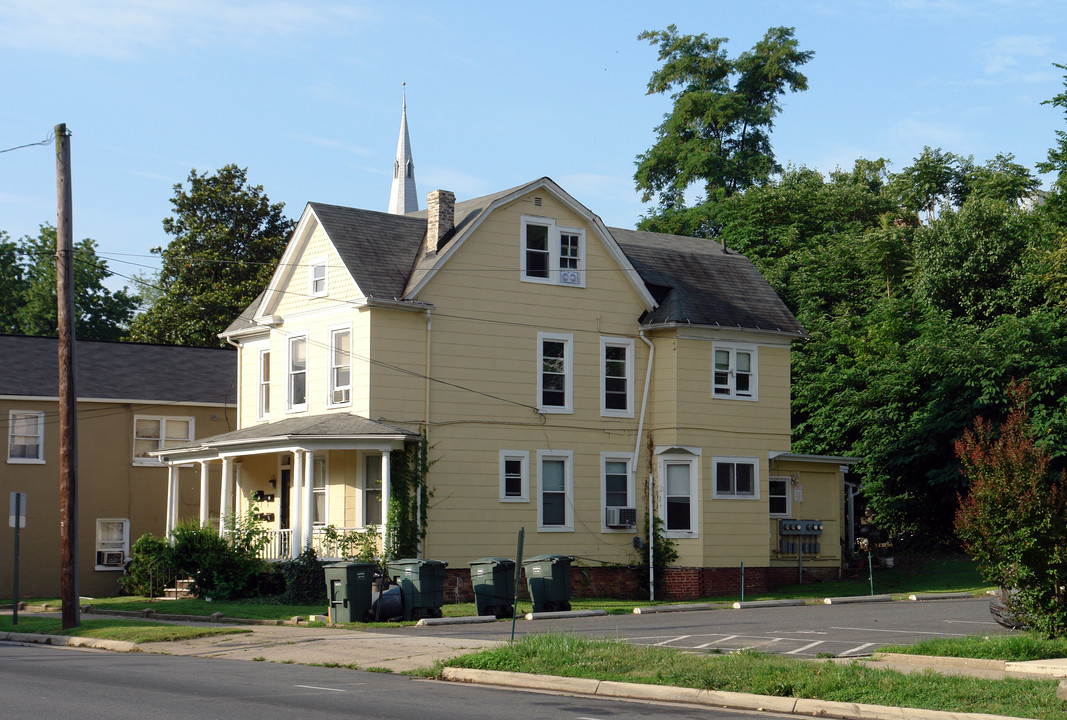 1118 Caroline St in Fredericksburg, VA - Building Photo