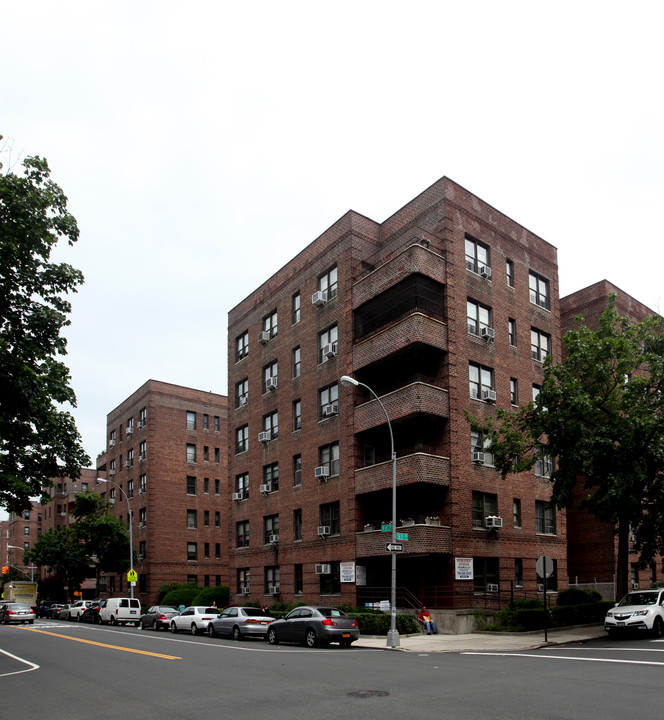 65-09 99th St in Rego Park, NY - Foto de edificio