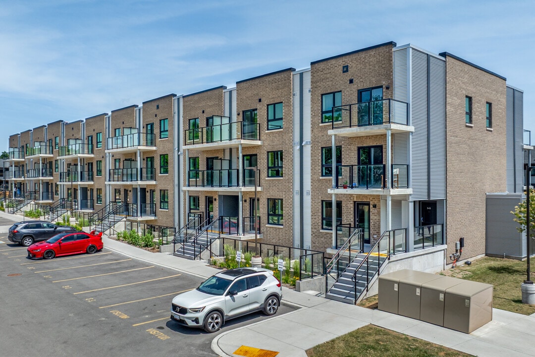 Sugarbush Gardens in Waterloo, ON - Building Photo