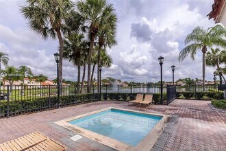 18286 Mediterranean Blvd in Hialeah, FL - Building Photo - Building Photo