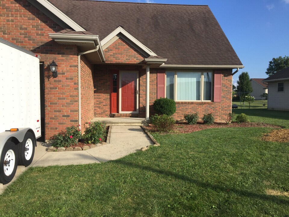 579 Foxcross Dr in Sidney, OH - Building Photo