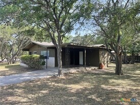 900 Hazelton St in San Marcos, TX - Building Photo