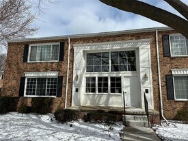 653 E Fox Hills Dr in Bloomfield Hills, MI - Building Photo