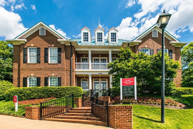 Fairfax Square in Fairfax, VA - Foto de edificio - Building Photo