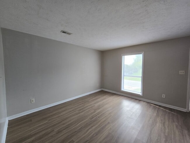 5910 Aftonshire Dr in Fayetteville, NC - Building Photo - Building Photo