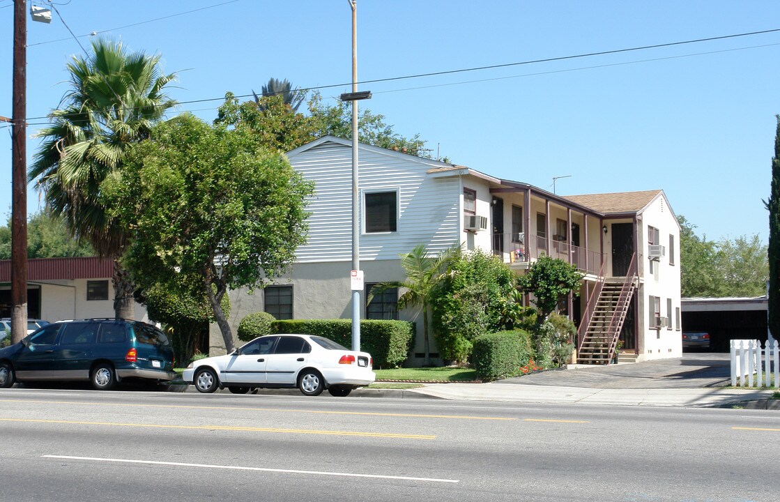 12805 Vanowen St in North Hollywood, CA - Foto de edificio