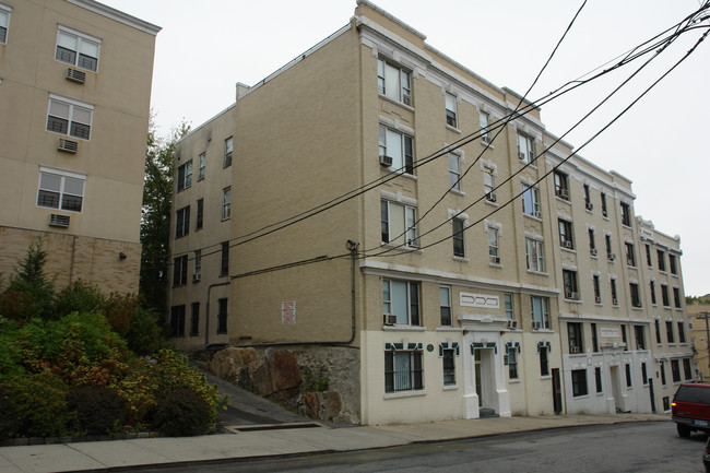 93 Bruce Ave in Yonkers, NY - Foto de edificio - Building Photo
