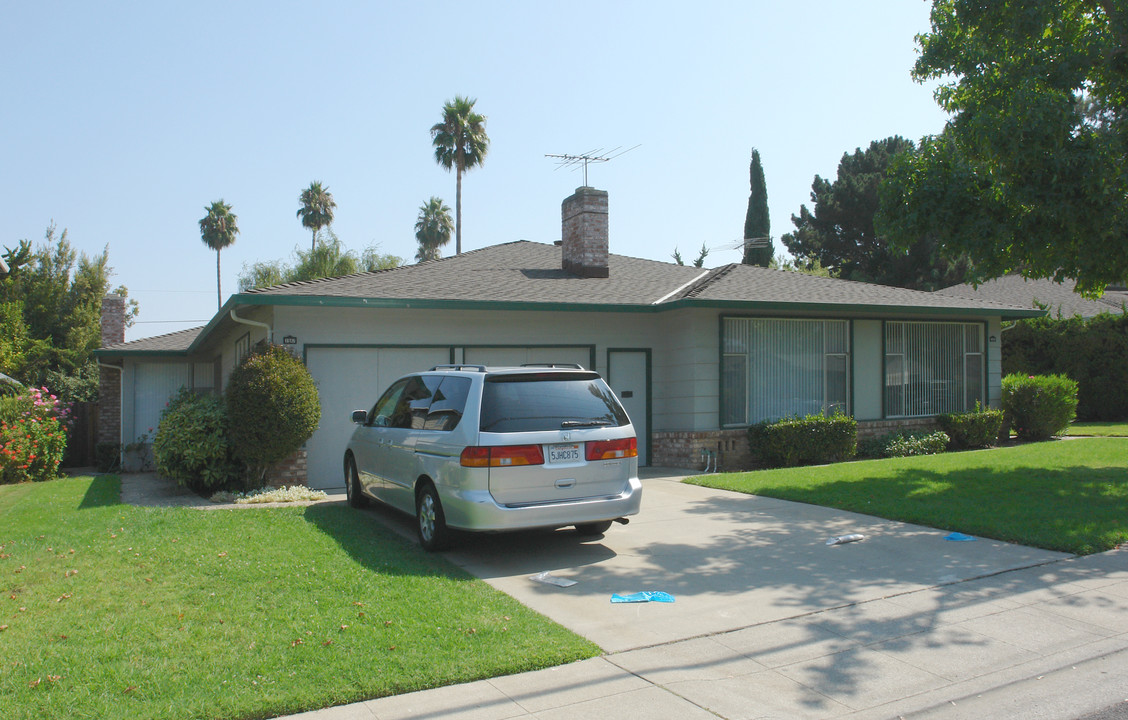 1949 S Springer Rd in Mountain View, CA - Foto de edificio