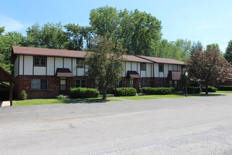 Razer Apartment Complex in West Frankfort, IL - Building Photo - Building Photo