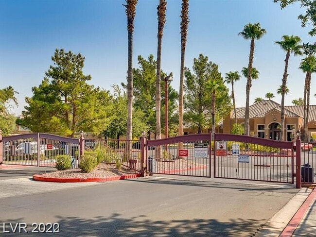 1150 N Buffalo Dr in Las Vegas, NV - Building Photo - Building Photo