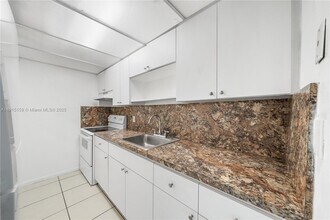 2301 NE 170th St in North Miami Beach, FL - Foto de edificio - Building Photo