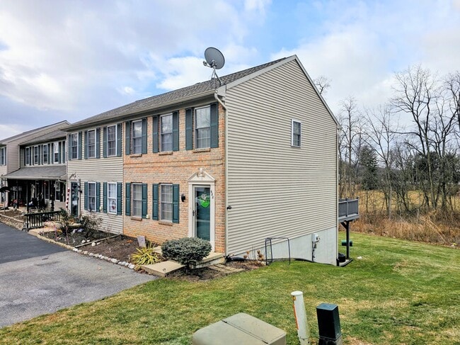 688 Rockwood Dr in Elizabethtown, PA - Foto de edificio - Building Photo