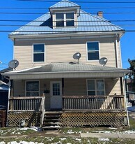 127 W Poplar St in Grove City, PA - Building Photo