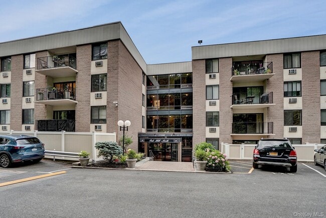 128 Colonial Pkwy in Yonkers, NY - Building Photo - Building Photo