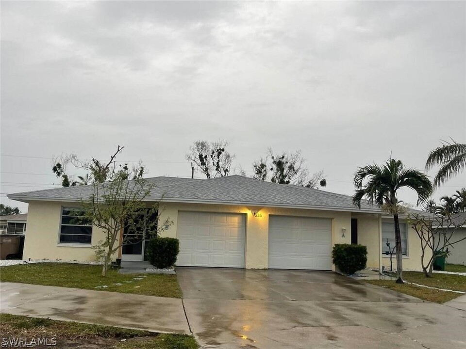 335 Tarpon Dr in Cape Coral, FL - Foto de edificio